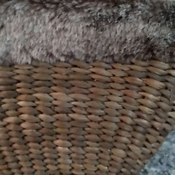 Bath and Bodyworks Weaved Furry Hand Bag. - Picture 3 of 7